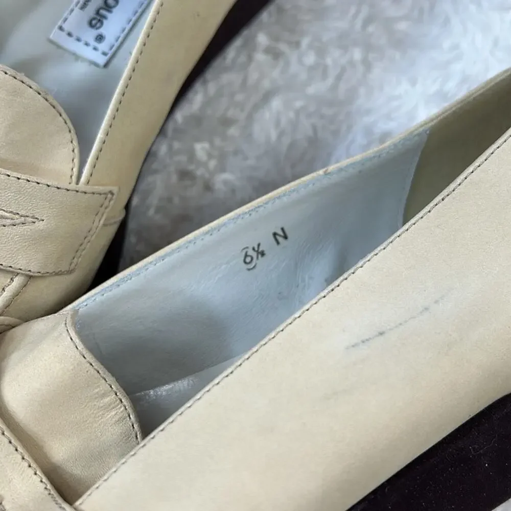 Andre Assous featherweight loafers in‎ cream, size 6.5 narrow